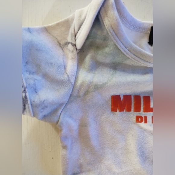 Milano Di Rouge Signature Short Sleeve Onesie| 3-6 Mo. | Marble - Picture 6 of 9